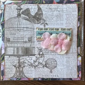 כרטיס ברכה בעבודת יד לשנה טובה, מעוצב בצבעים חיים עם איורים שמחישים את רוח החג. מושלם לברכות אישיות ולשיתוף שמחה עם אהובים