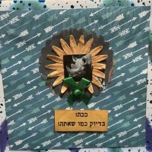 כרטיס ברכה בעבודת יד עם הכיתוב 'אהבה', מעוצב באיורים רומנטיים וצבעוניים. הכרטיס מגיע עם מעטפה תואמת, שניהם עשויים מקרטון קשיח באיכות גבוהה. ארוזים בצלופן מגן, הם מושלמים לביטוי רגשות רומנטיים ולהפתעות בלתי נשכחות בין בני זוג