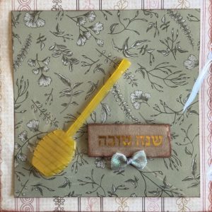 "הפוך את השנה החדשה למיוחדת עם כרטיס הברכה בעבודת יד שלנו. הכרטיס מעוצב באהבה, והוא מושלם לשיתוף ברכות עם חברים ובני משפחה. כרטיס זה הוא לא רק מתנה, אלא גם יצירת אמנות שתחמם את הלב. הזמינו עכשיו ותנו לשנה החדשה להתחיל בסטייל!"